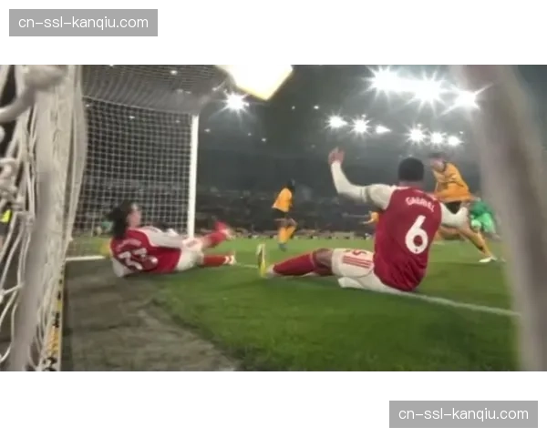 特写：暴雨中完成绝平进球，斯图加特前锋昂达夫滑跪庆祝