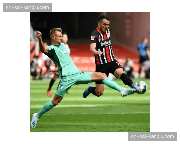 实时：法兰克福的“疯狂”主场氛围与多特蒙德的“青春风暴”正面碰撞