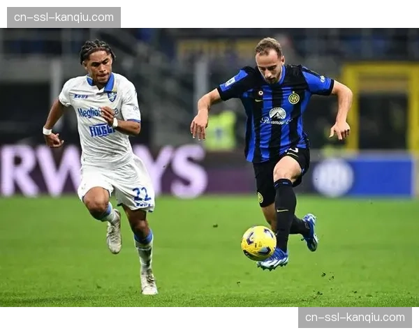 萨索洛主场对阵弗罗西诺内，看台出现抗议球队管理的横幅