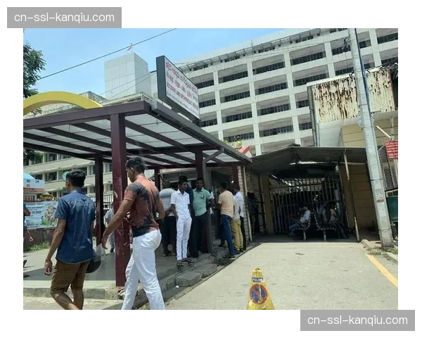 医务监督介入:联合主赛选手因严重眼眶伤势被送往医院 医务监督介入:联合主赛选手因严重眼眶伤势被送往医院