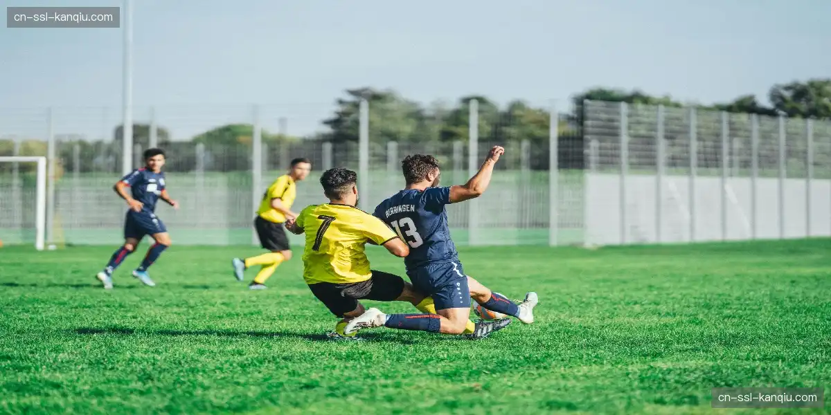 📸 教练与球员相拥而泣,男儿有泪不轻弹,热血铸就传奇!😢